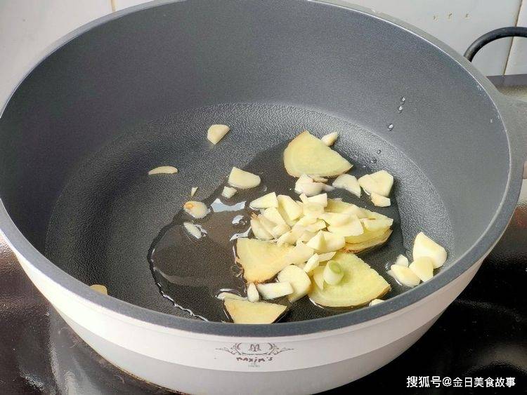 炒五花肉不但不油腻感，还更为可口的五花肉炖油豆做法