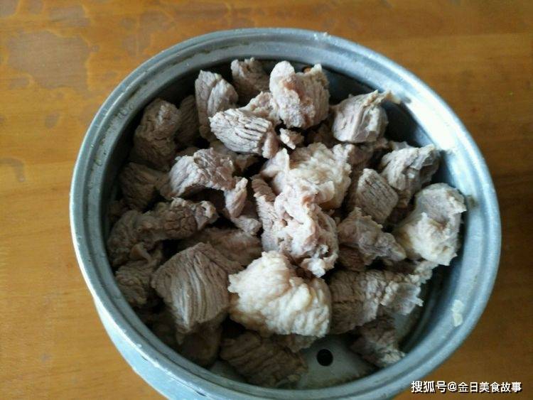 清亮通透的牛肉汤，和箩卜配搭起來做汤，那味儿没谁了