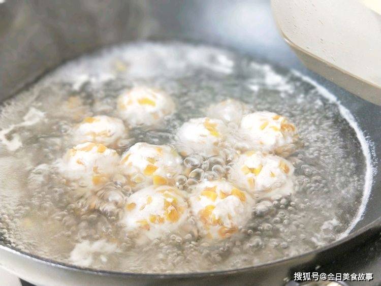 胡萝卜、蔬菜和肉丸汤，味道鲜美清淡，非常适合小孩吃