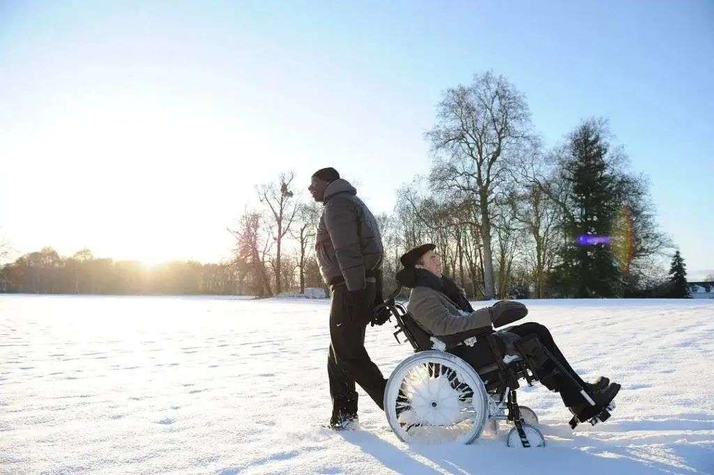 电影《触不可及》里的菲利普一样依靠轮椅行动，只能卧床