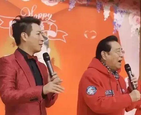 李双江受邀参加婚礼，穿大红色外套和主持人侃侃而谈