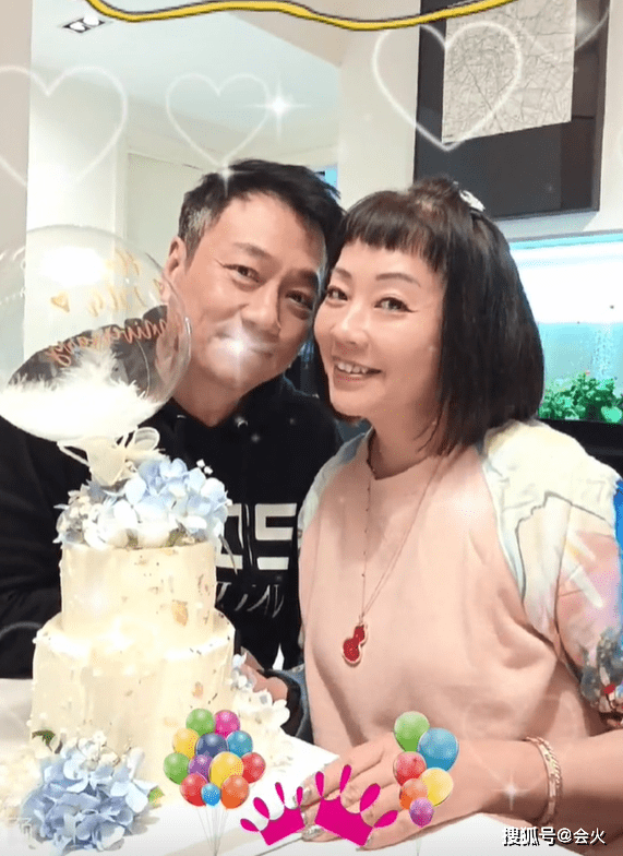 黎耀祥夫妇庆祝结婚纪念日，网友：俩人感情真好