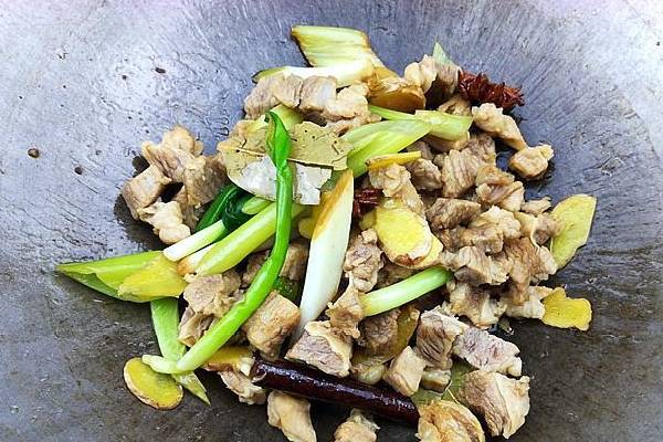 土豆炖牛肉怎么做？这两种食材切记要加入，既营养又美味