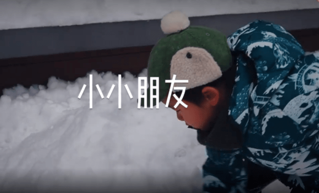 黄磊孙莉首次公开4岁儿子正脸，一家人其乐融融的玩雪