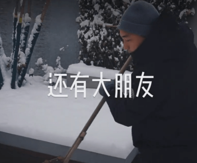黄磊孙莉首次公开4岁儿子正脸，一家人其乐融融的玩雪