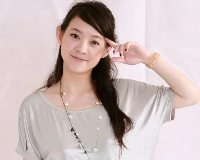 曾志伟女儿提前庆50岁生日，还首次戴老花镜示人