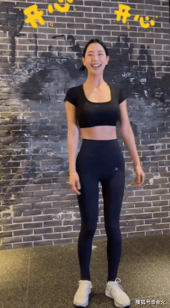 “亚洲第一美女”克拉拉晒素颜健身视频，身材堪称完美