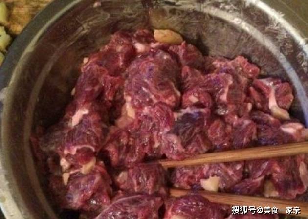 腌牛肉万万不能用盐，不然吃起来很柴，换成“它”