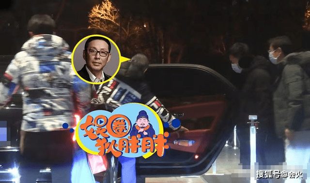 66岁陈道明与好友手舞足蹈地聊天，网友：返老还童