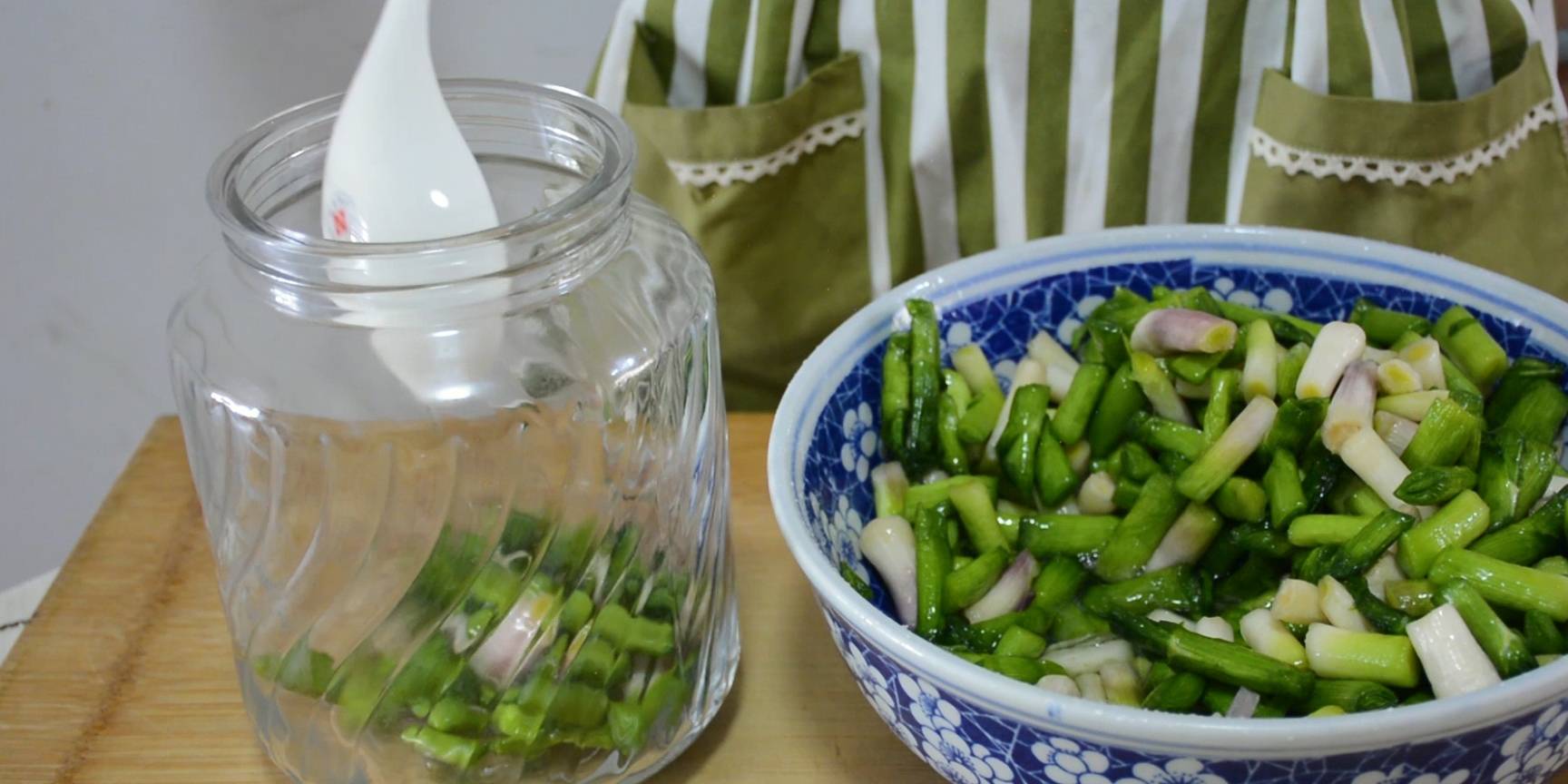 腌蒜苗，用来解腻下饭都非常好吃，放至半年都不会坏