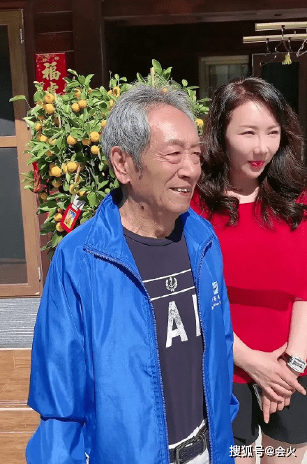 75岁王奎荣和38岁娇妻饶芯语同框，网友：还是祝幸福吧