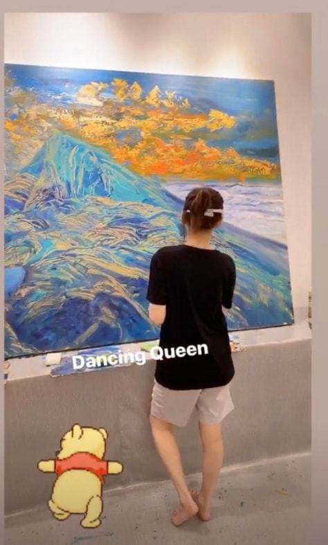 陈乔恩现身男友画展，瘦下来的她状态超好