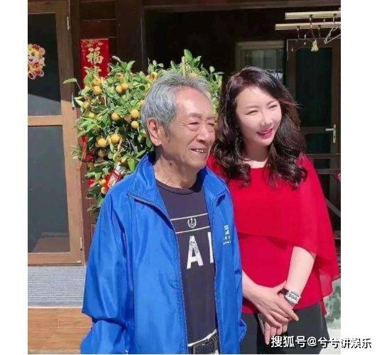 老戏骨王奎荣与小37岁娇妻罕见同框，女方一双大长腿十分吸睛