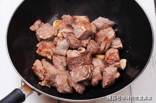 炖牛肉千万别着急加水，多加这一步，肉炖出来又香又入味