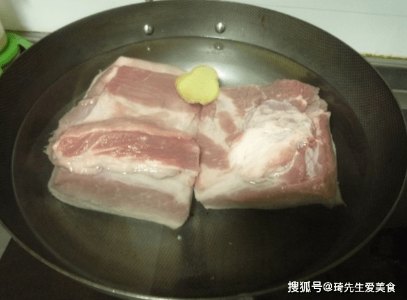 肉类焯水时，很多人放错了水，难怪腥味越煮越重，表面还有脏东西