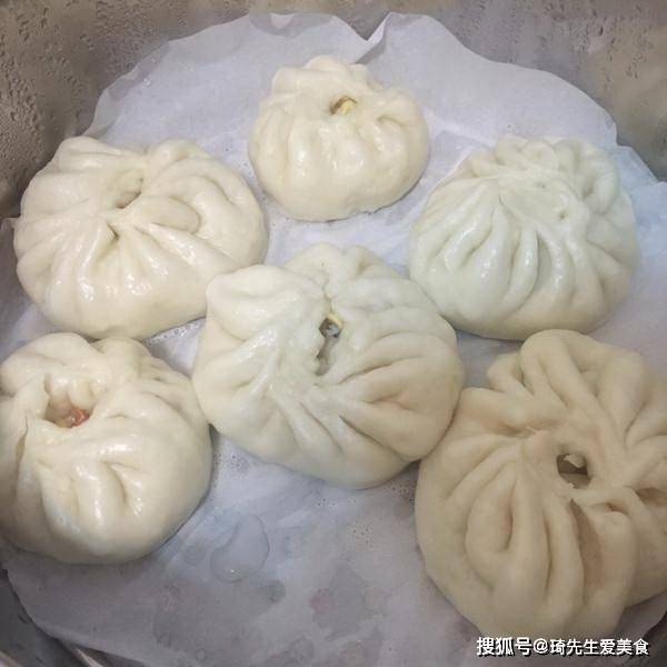 蒸包子容易软塌，做好“这2点”，包子酥香松软，好吃还不腻