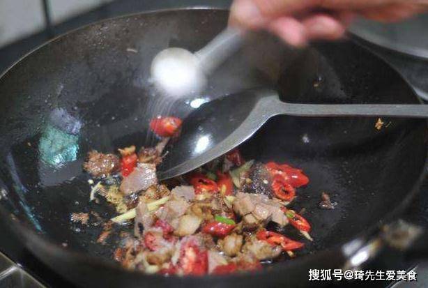 不管炒什么肉，放淀粉腌制是错误的，重新按照他的方法炒了一次