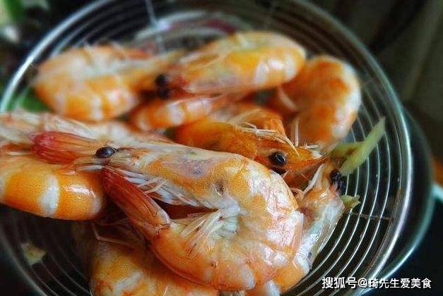 冻虾的烹饪方法，很多人开水下锅，教你一招，虾肉鲜嫩无腥味