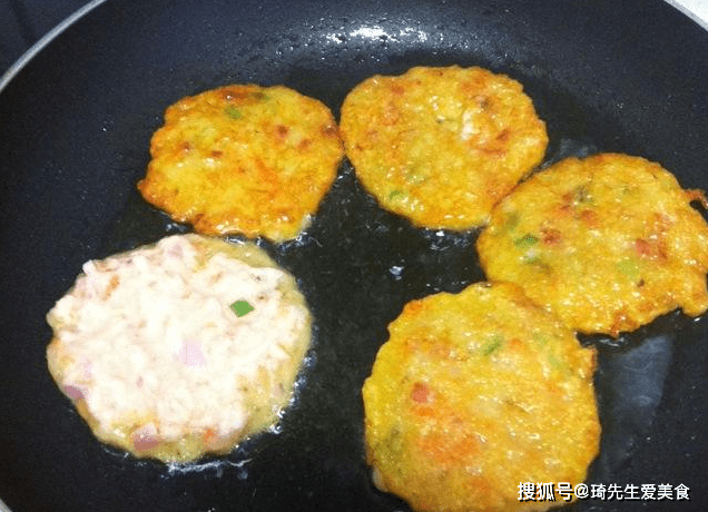 把土豆搅一搅，煎一煎，这样制作出来的食物美味营养又松软