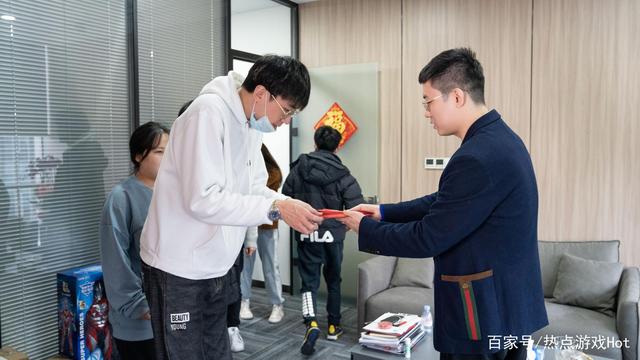 |小象大鹅窦雨潇亲自给员工送惊喜，全网粉丝将近10亿