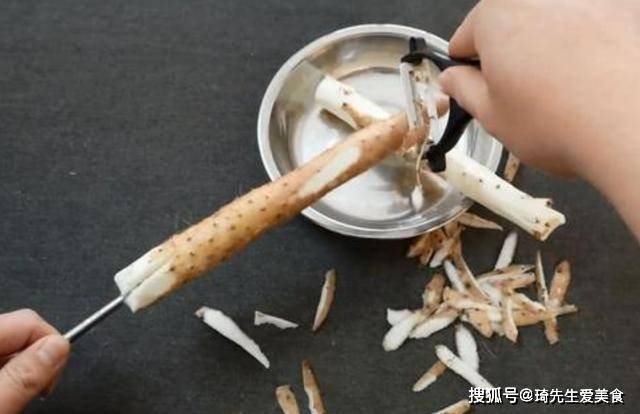 山药削皮不仅粘手还容易滑脱，想要避免这个问题，也是有诀窍的