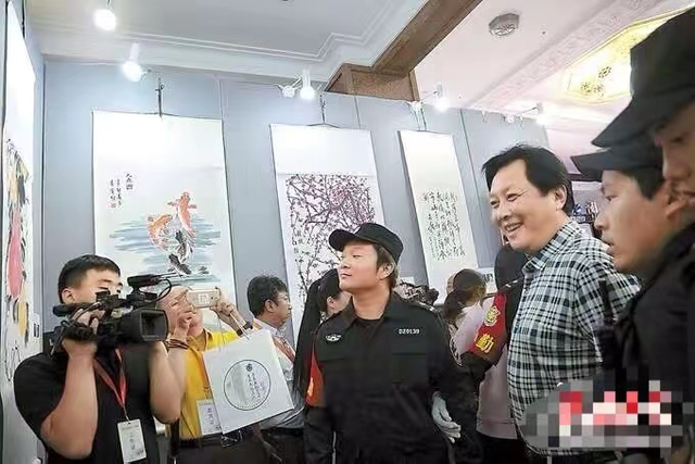 69岁唐国强现身艺术展，大肚腩如同皮球般圆滚滚