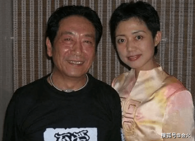75岁王奎荣和38岁娇妻饶芯语同框，网友：还是祝幸福吧