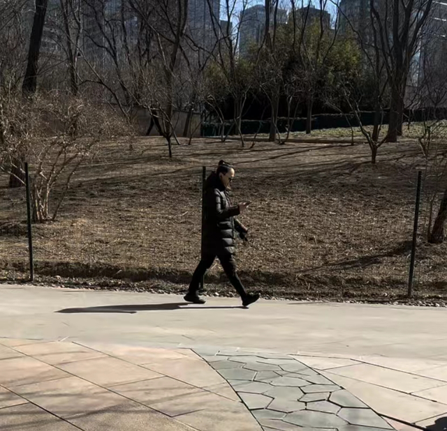 61岁宋丹丹近照曝光，健步如飞状态接地气，走路姿势十分霸气