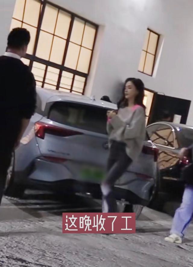 baby带儿子“小海绵”看电影，素颜依然是大美女