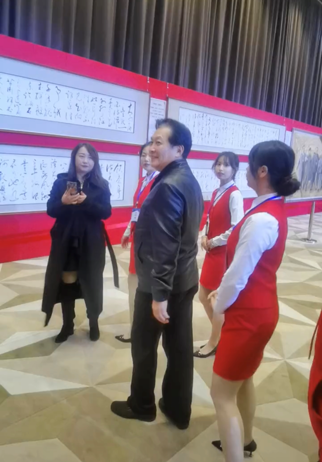 69岁唐国强现身艺术展，大肚腩如同皮球般圆滚滚