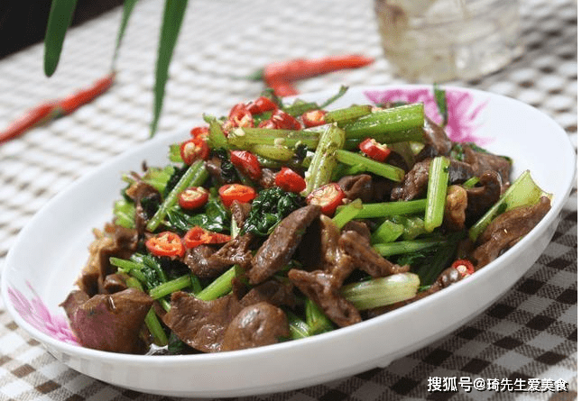 美食推荐：烤生蚝，芹菜炒猪心，凉拌秋葵，凉拌苦瓜的做法