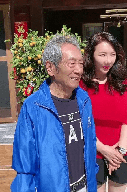 75岁王奎荣和38岁爱妻饶芯语一脸笑容现身