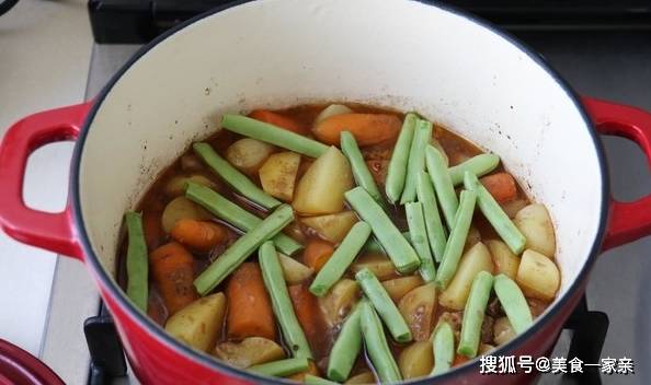 晚上接娃放学，提前焖了一锅菜，连主食都有，一锅喷香全家没剩下