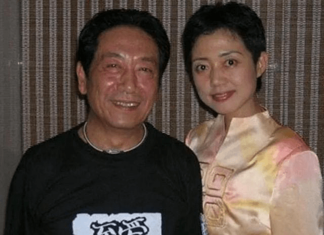 75岁王奎荣和38岁爱妻饶芯语一脸笑容现身