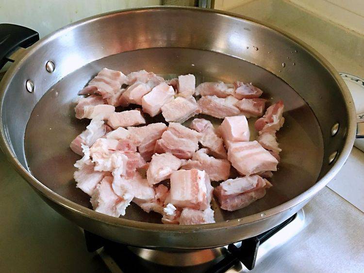 红烧肉炖干豆皮卷，入口即化，令人回味无穷