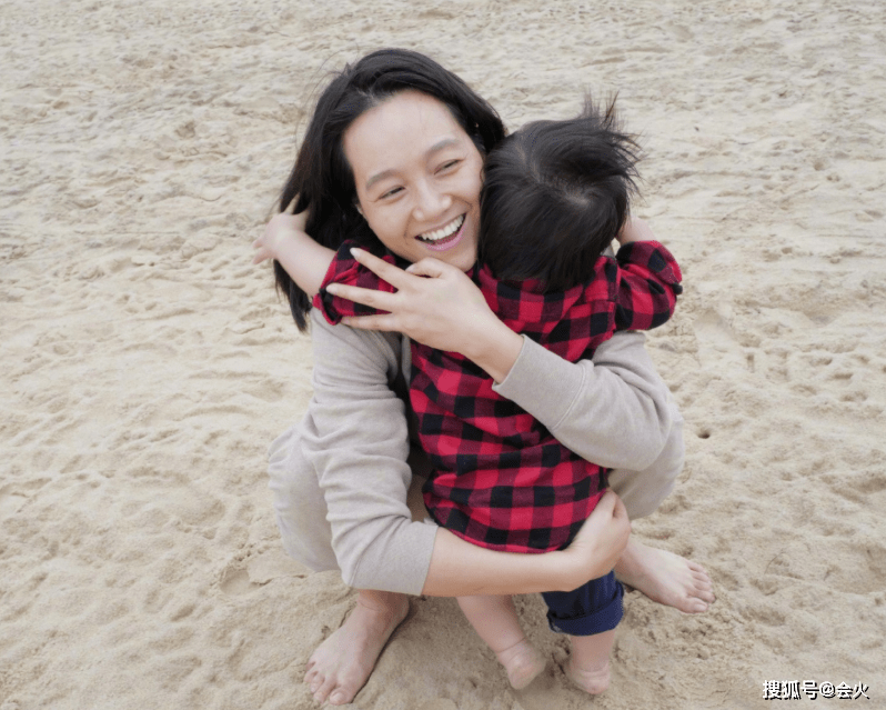 朱丹带女儿探班老公，网友：要幸福