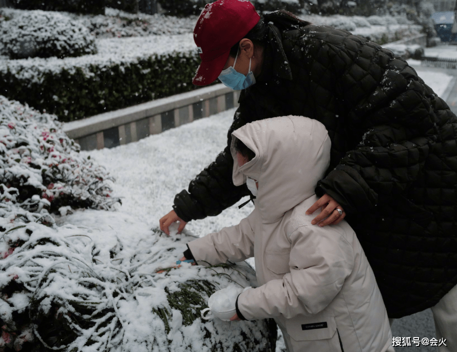 朱丹带女儿探班老公，网友：要幸福