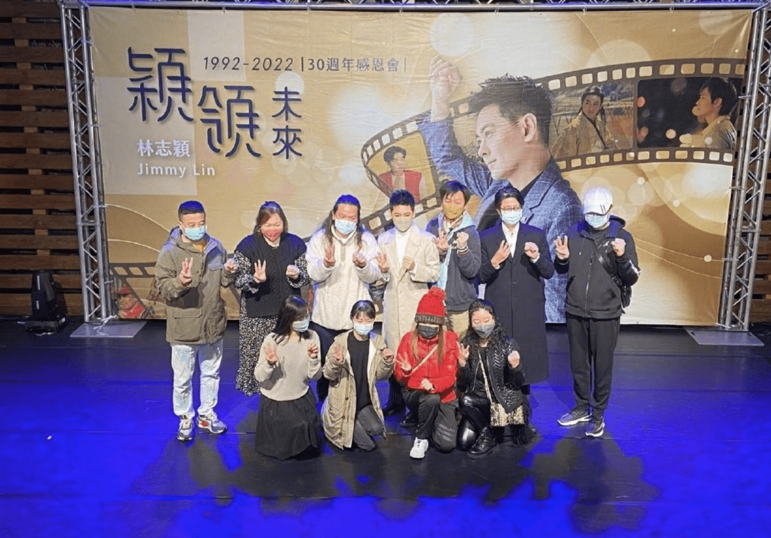 47岁林志颖出道30周年感恩会现场照，粉丝早已为人父母