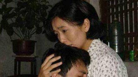 她与靳东同居5年，却因女儿强烈阻挠，如今51岁单身一人