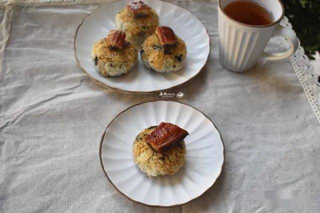 烤鳗鱼饭团，从内到外都有鳗鱼块，真材实料，每一口都非常好吃