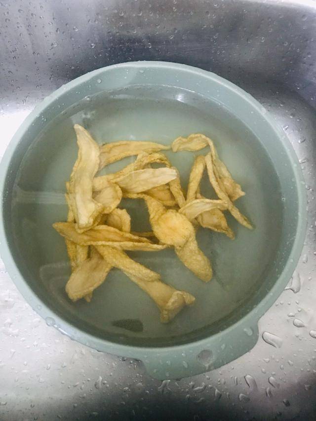 菜脯煎蛋不光是美味好吃，而且做法也是很简单，不会做饭的人学会