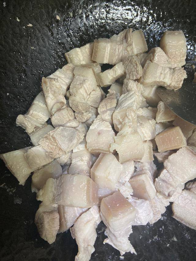 红烧肉用五花肉制作，肥而不腻，做法简单，没有想象的那么难