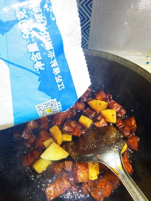 红烧肉用五花肉制作，肥而不腻，做法简单，没有想象的那么难