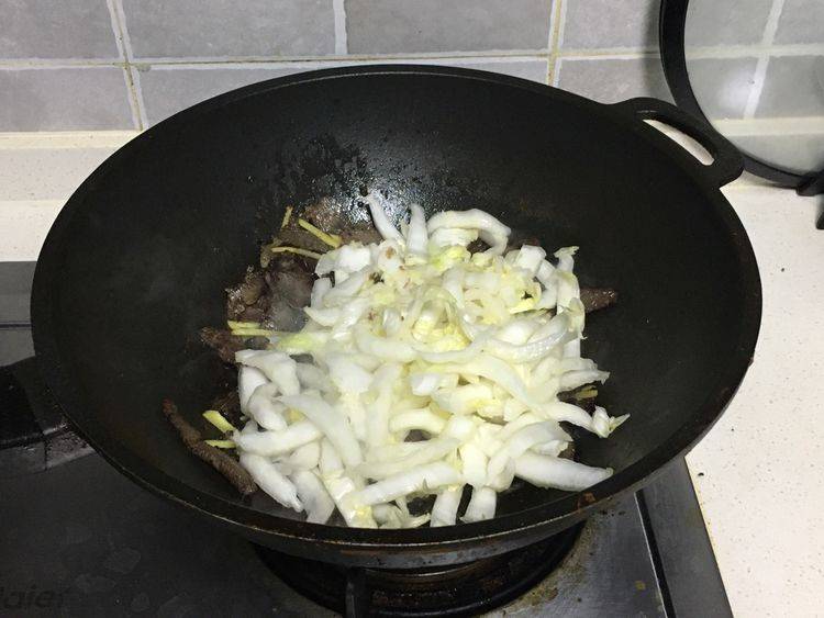 白菜帮炒腊牛肉，清淡却又不失美味和厚重，荤素搭配吃起来很舒服