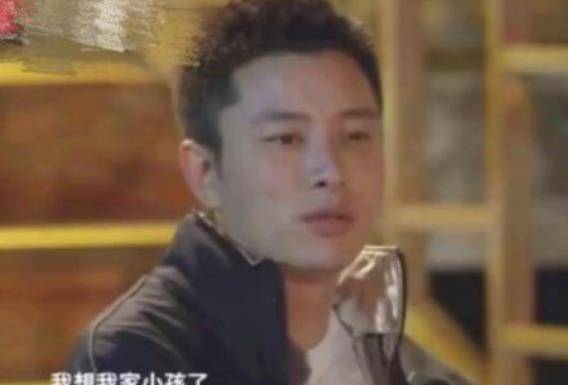 贾乃亮带女儿出现在奶茶店，父亲和女儿坐在等候区，看起来很低调