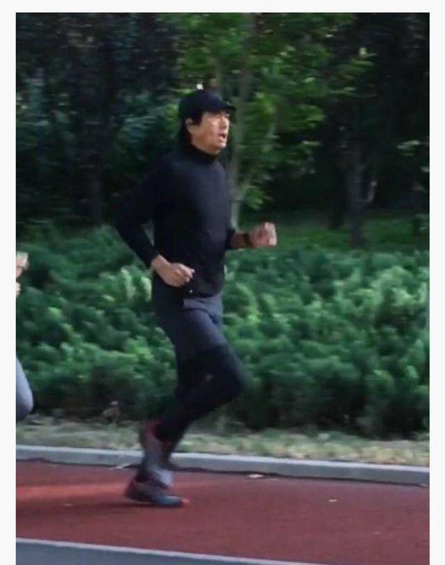 64岁周润发跑步时再被偶遇，身材健硕，一点都不像64岁的老人
