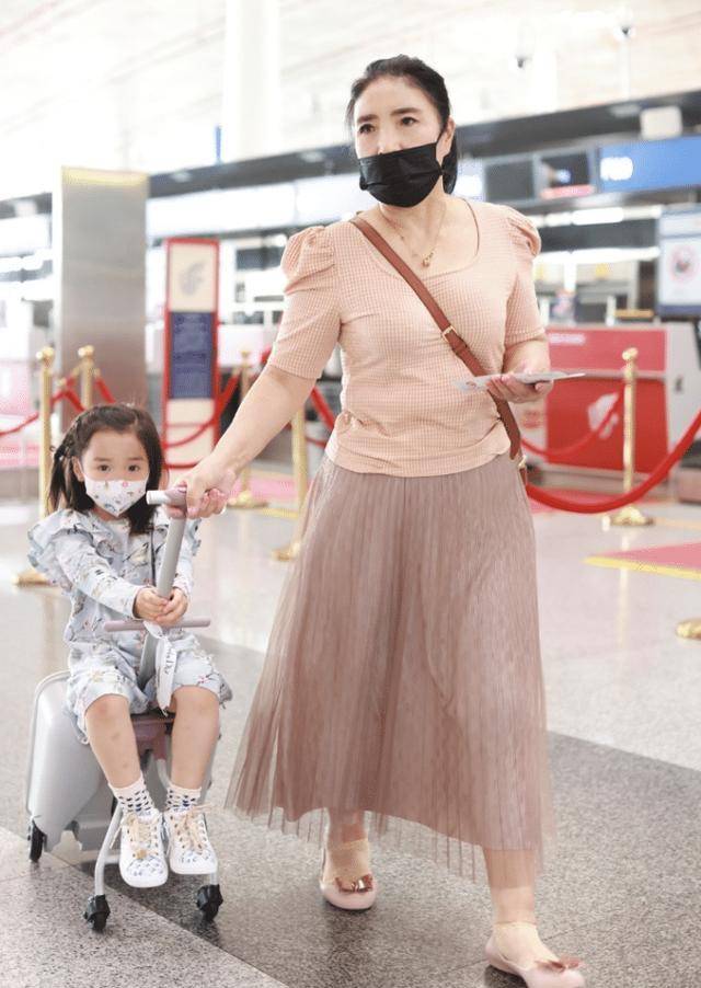 董璇母亲现身北京机场，小葡萄酒巢杀死无辜小眼睛，小腿坐行李箱