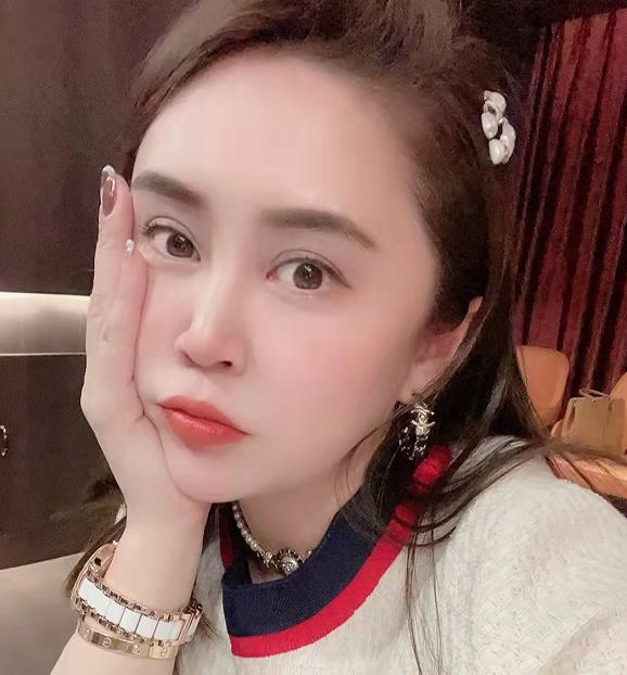 演员王小宝老婆吴琼为儿子庆生，一家人同框引发热议