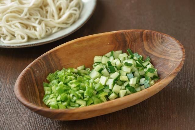 素面煎饼，一顿吃剩的面条，放到锅里煎一下，非常酥脆