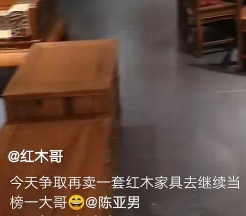 大衣哥前儿媳陈亚男罕见更新社交动态，手上的戒指太抢戏了